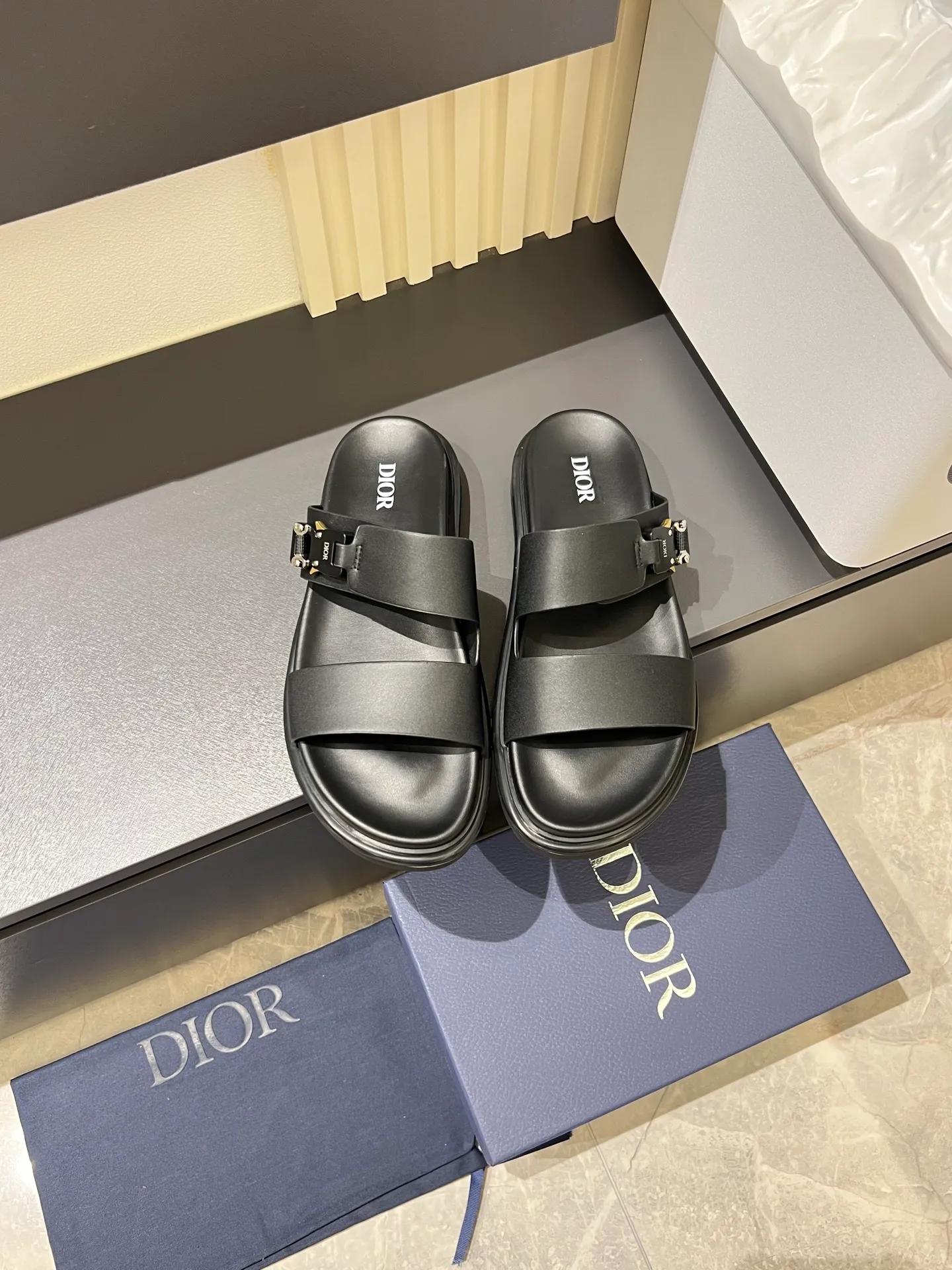 Men's Men's Shoes 💰p320 Dio* Men's Sandals Slippers. Showcasing Dior haute couture design. The Dior gray suede strap is accented with an aluminum Dior buckle for added style. Paired with a comfortable tonal notch sole, they pair easily with shorts or jeans for a sophisticated look. Main body: suede cow leather, technical fabric lining: cow leather, with adjustable straps, aluminum Dior buckle, Dior gray EVA insole, tonal notched rubber outsole splicing structure, size: 38-44 (customized at 45.46)